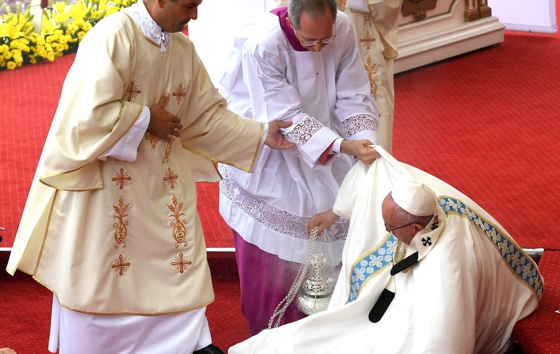 Papa Francisc a povestit, cu zâmbetul pe buze, cum a căzut în Polonia: "Mă uitam la Fecioară"