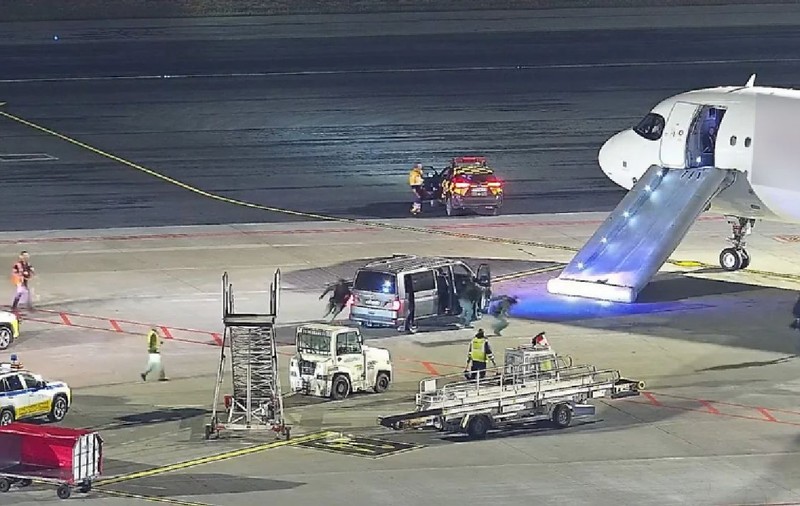 Un pasager a deschis ușa avionului în mers și a sărit pe pistă, după aterizare, în Polonia: „Agitat și agresiv”