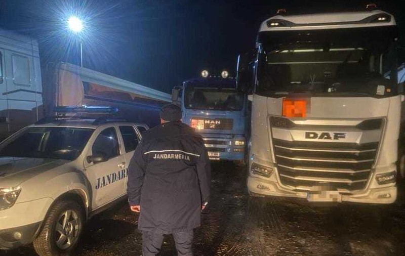 Doi șoferi de TIR au fost prinși în flagrant în timp ce furau aproape o tonă de combustibil dintr-o cisternă