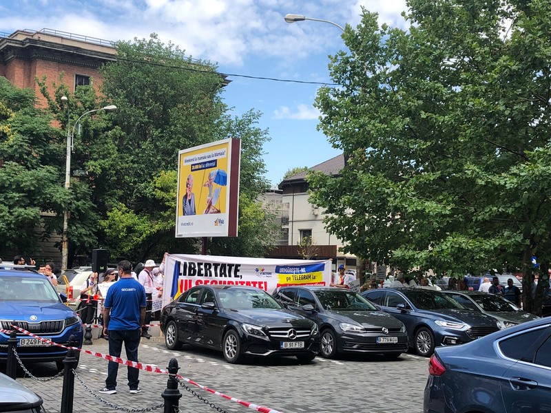 Protestarii au desfășurat mai multe bannere