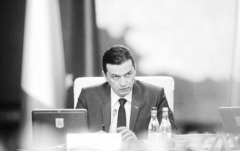 Premierul Grindeanu, mesaj misterios pe Facebook: Nu vă pot spune pentru cine era privirea aceasta