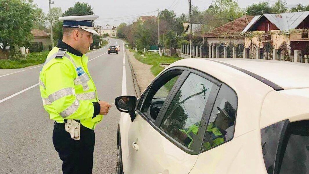 Dialogul dintre un polițist și un șofer. Polițist rutier care a oprit un șofer cu un SUV alb pe dreapta