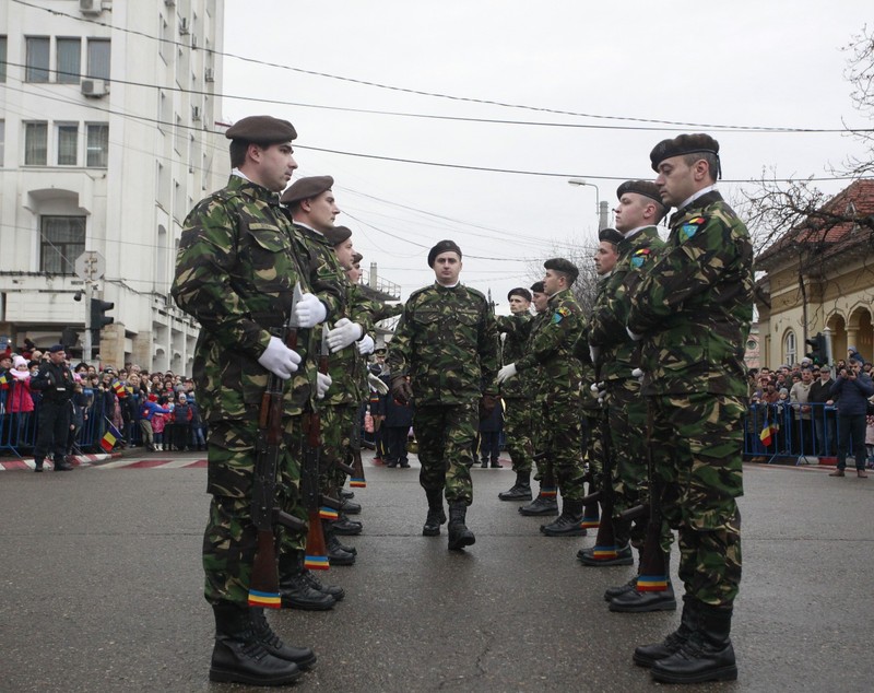 Buzoienii, dezamăgiți că militarii nu au mai defilat cu tehnica din dotare| FOTO/VIDEO