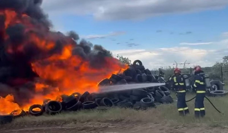 ISU Galați a decis să suplimenteze echipajele la incendiul din Șendreni. Foto: captură Facebook / Pro Lider FM