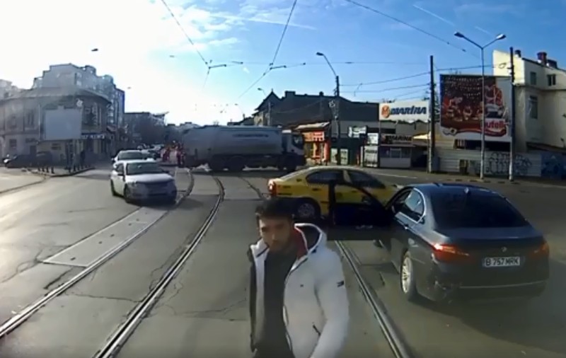Dosar penal pentru distrugere în cazul vatmanului care a împins BMW-ul de pe linia de tramvai