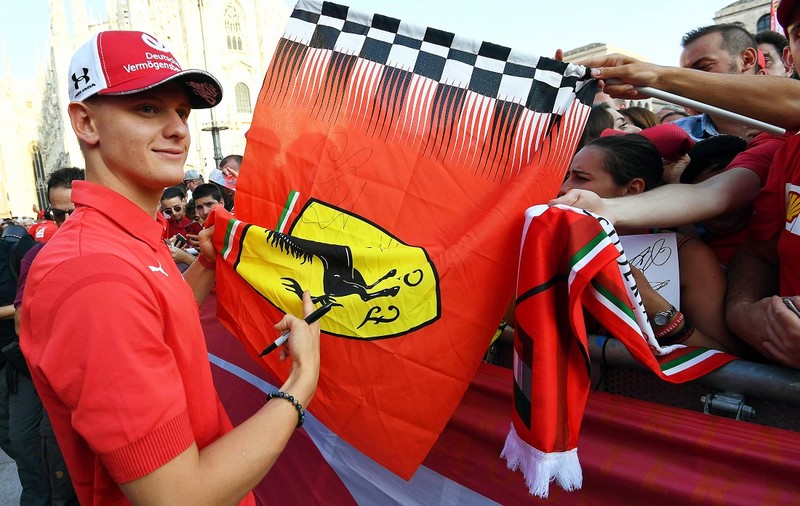 Mick Schumacher va pilota monopostul Ferrari al tatălui său, pe circuitul de la Mugello