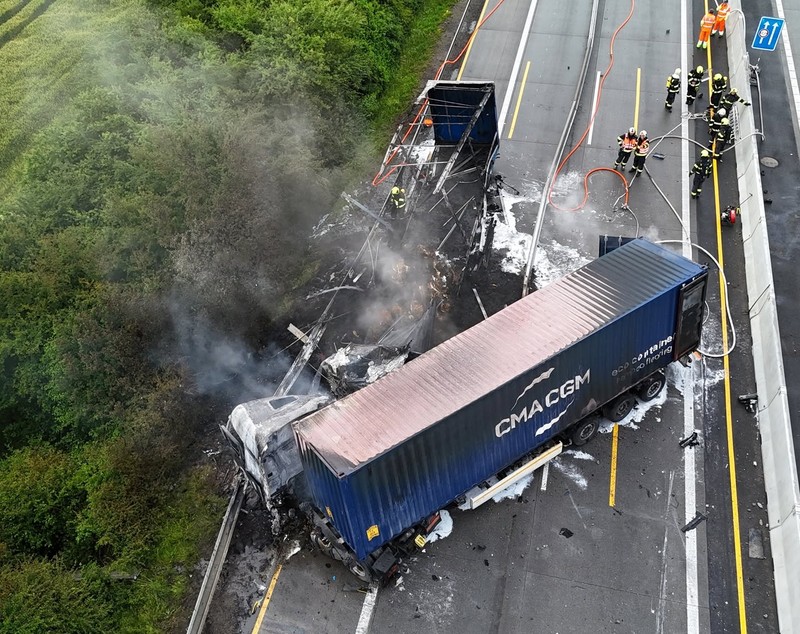 Un șofer român de TIR și unul maghiar au murit în camioanele lor, care au luat foc după ce s-au ciocnit pe o autostradă din Cehia
