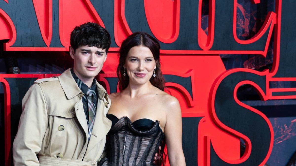 Noah Schnapp și Millie Bobby Brown participă la proiecția specială „Stranger Things 5” din Marea Britanie, la Odeon Luxe Leicester Square