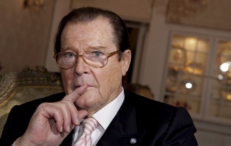Sir Roger Moore, operat la cot