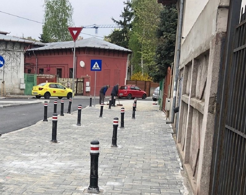 Trotuar plin de stâlpișori, în Sectorul 2. „Era vechi și urât, am făcut nou și urât”. Cum explică primarul amenajarea