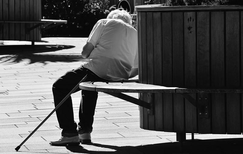 Bătrân de 85 de ani, bătut cu sălbăticie de patru copii din Botoșani. Câți bani i-au furat pensionarului