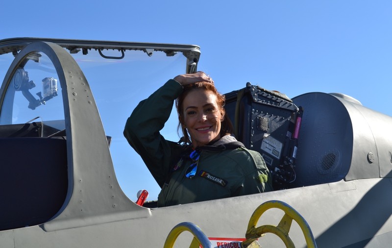 Roxana Ciuhulescu a zburat cu un avion de luptă. Ce a mărturisit la final