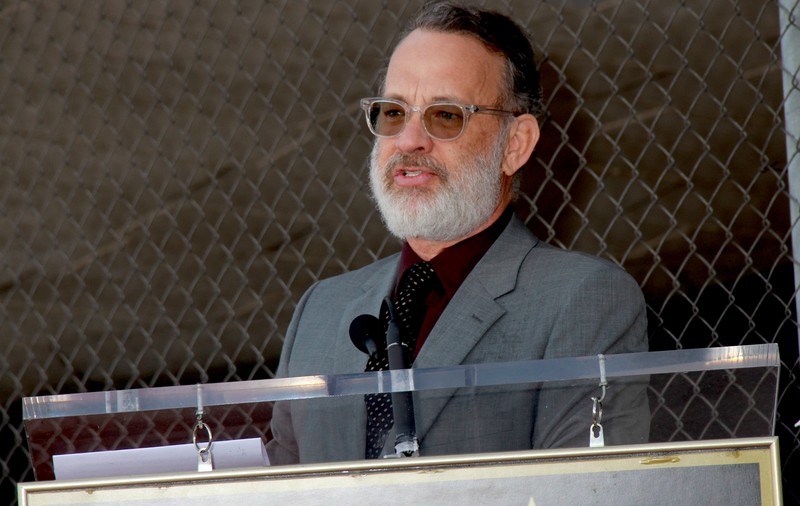 Gestul făcut de Tom Hanks după ce s-a pupat cu Jennifer Lopez. S-a șters imediat pe obraz!