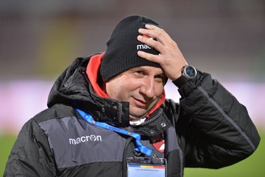 Vasile Miriuta, antrenorul echipei Dinamo Bucuresti, urmareste meciul de fotbal contra formatiei FC Viitorul din etapa a XVI-a a Ligii 1, disputat pe stadionul Stefan cel Mare din Bucuresti, luni, 30 octombrie 2017. ALEXANDRU DOBRE / MEDIAFAX FOTO
