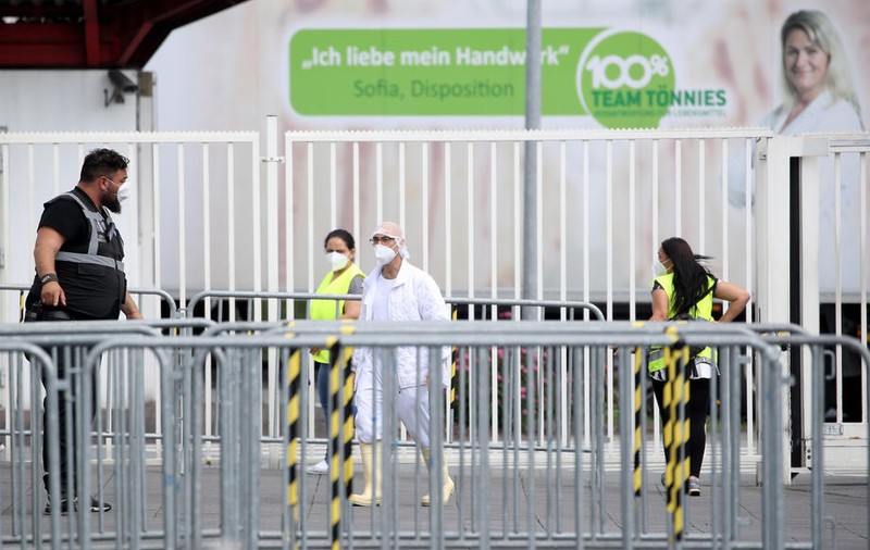 Crește bilanțul îmbolnăvirilor COVID-19 la abatorul din Germania unde lucrează mii de români. Peste 1.300 de muncitori, dintre care 6 sunt la Terapie Intensivă