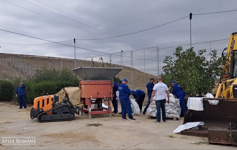 Autoritățile se pregătesc pentru viitura de pe Dunăre. 1.000 de saci de nisip, transportaţi pe sectorul românesc al fluviului VIDEO