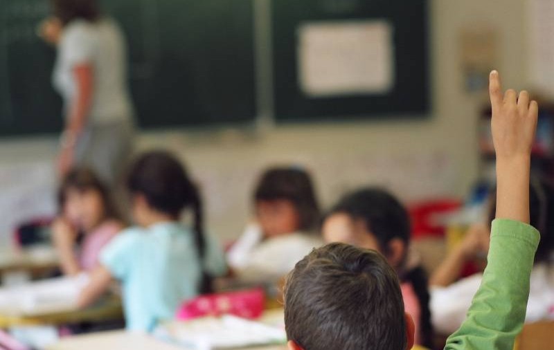 Profesoară jefuită de o elevă de 13 ani! I-a furat portofelul de pe catedră!