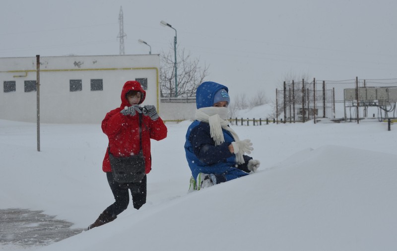 Judeţul Buzău, sub COD ROŞU: Oamenii au ieşit la CUMPĂRĂTURI pentru a-şi face PROVIZII
