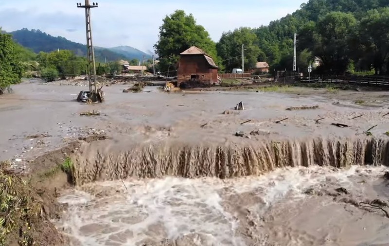 Cod roșu de vijelii și grindină în patru localități din Suceava
