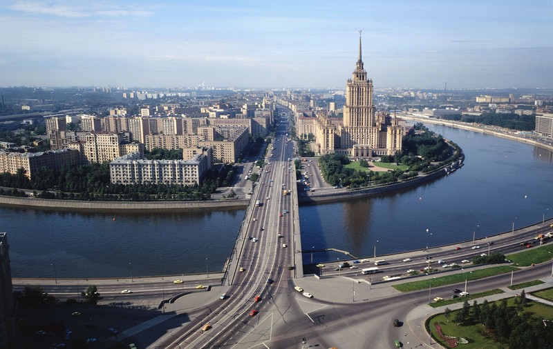 Războiul din Ucraina dă peste cap piața imobiliară de la Moscova: construcțiile de lux - blocate, prețurile și chiriile - gata să explodeze