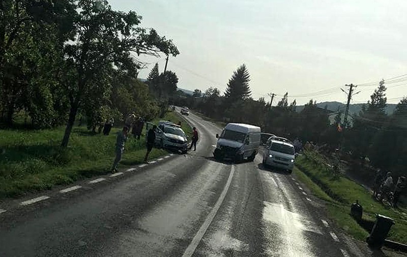 Polițiști din Buzău răniți după ce un șofer a lovit autospeciala de poliție. Bărbatul a crezut că e radar şi a vrut să frâneze