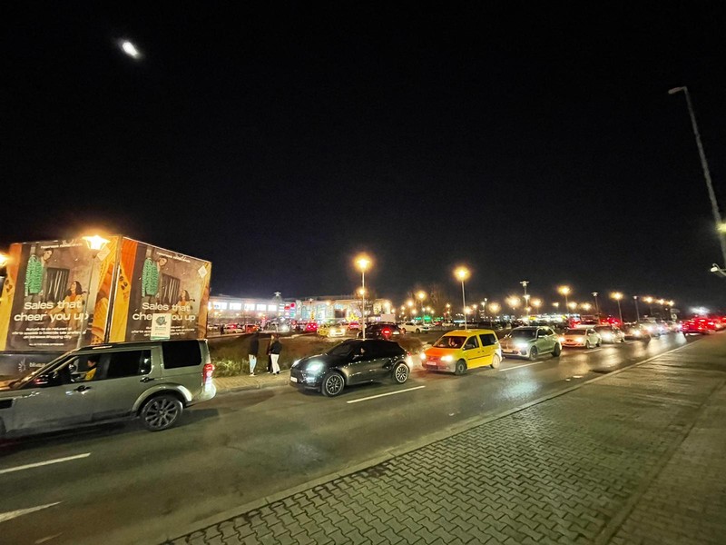 Circulația a fost dată peste cap în jurul complexului comercial.