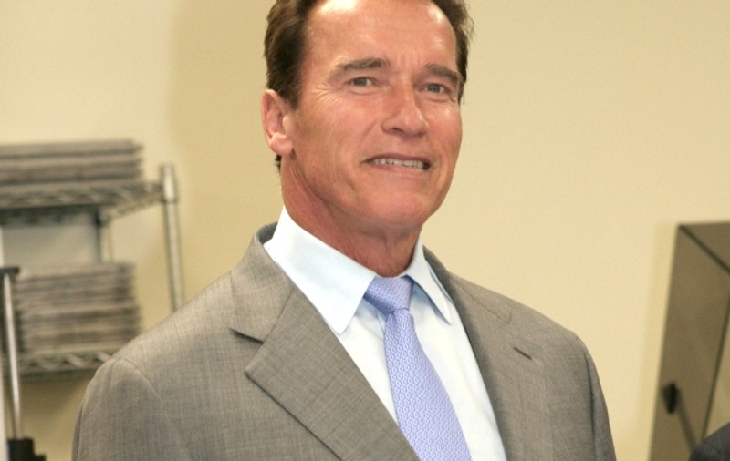 Saliva lui Arnold Schwarzenegger şi respiraţia lui Brad Pitt se vând pe net
