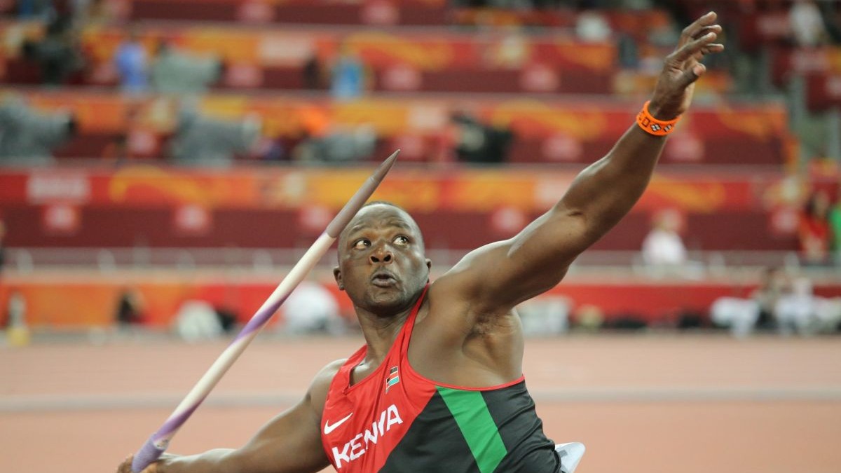 Atletul kenyan Julius Yego se pregătește să arunce sulița în cadrul concursului de la Campionatul Mondial din Beijing, 2015