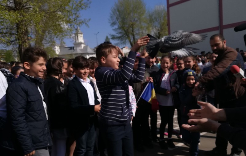 Elevii unei școli din Galați au eliberat 200 de porumbei ca semn al păcii. Acțiunea inedită, în programul "Săptămâna Altfel"