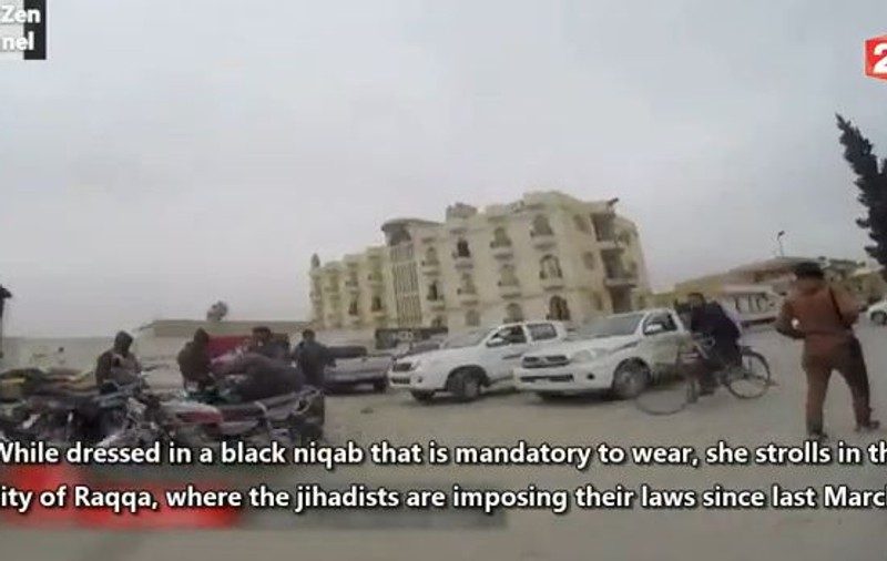 IMAGINEA TERORII! Cu o CAMERĂ ASCUNSĂ SUB VĂL, o femeie A FILMAT ORORILE făcute de Statul Islamic | VIDEO