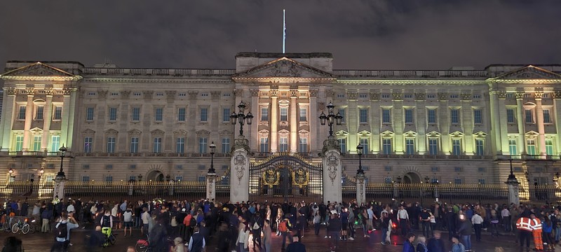 Mii de oameni au venit la Palatul Buckingham pentru a-i aduce un omagiu Reginei Elisabeta a II-a
