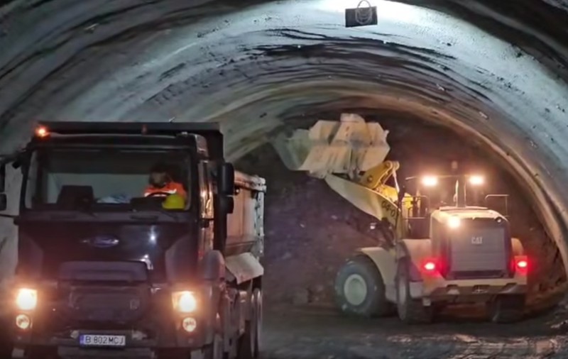400 de muncitori și 100 de utilaje lucrează nonstop să străpungă Carpații acolo unde Autostrada A1 Sibiu - Pitești intră în munte