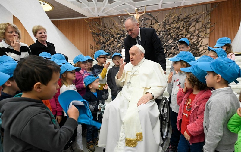 Papa Francisc anunță că se simte „mult mai bine", deși recunoaște că anumite „dificultăți" îl chinuie în continuare