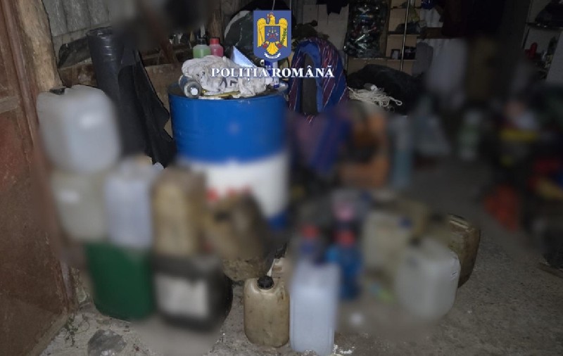Angajați CFR Marfă, suspectați că furau piese de locomotivă și motorină. Percheziții în București și patru județe