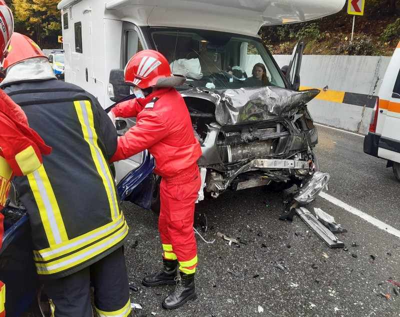 Mașină distrusă de o autorulotă, într-un accident în Prahova. Cinci persoane, printre care și un bebeluș, au fost rănite