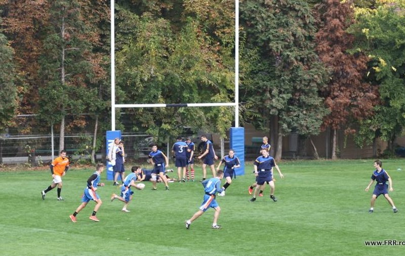 Pe terenurile de la ”Arcul de Triumf”, copii de toate vârstele sunt inițiați în tainele rugbyului