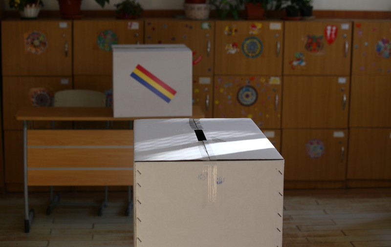 Se conturează cea mai slabă prezenţă la vot din istoria democrației de după '89. Recordul de absenteism, la referendumul din 2007: 4,8 milioane de votanţi