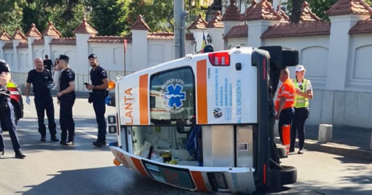 Ambulanta rasturnata in urma unui accident auto - Piața Leu, Cotroceni, 14 septembrie