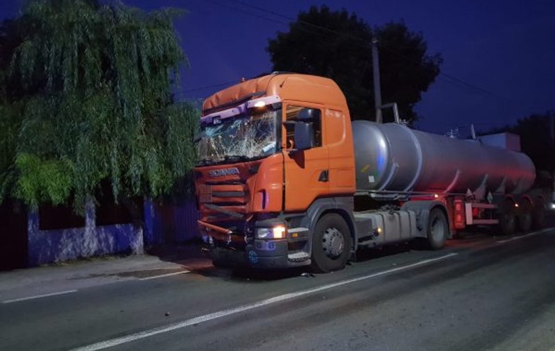 Accident în Giurgiu între o cisternă cu acid sulfuric și un microbuz cu șapte persoane / FOTO
