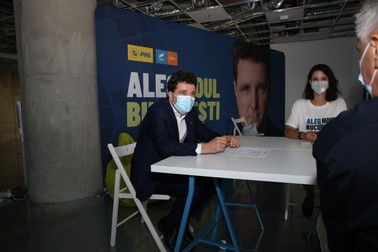 Nicușor Dan, în sediul său de campanie