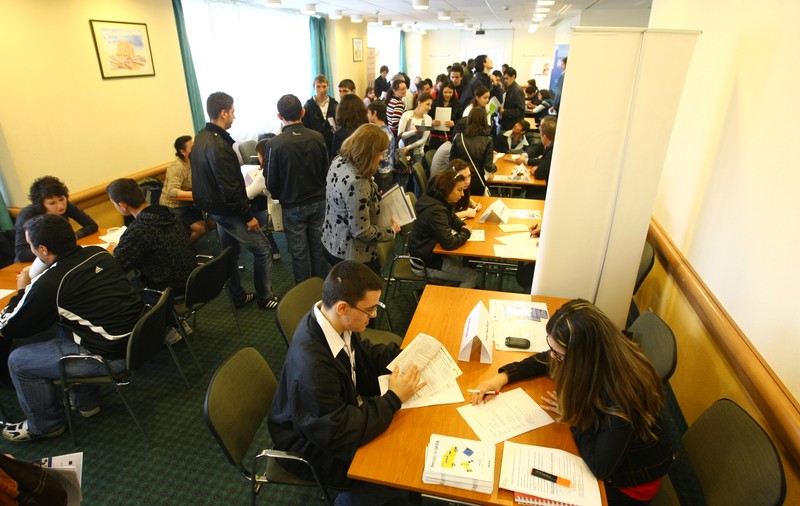 Din cauza crizei COVID, românii au început să accepte salarii mai mici