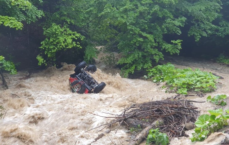 Un pilot de off-road a murit după ce mașina i-a fost luată de viitură, în timpul competiției