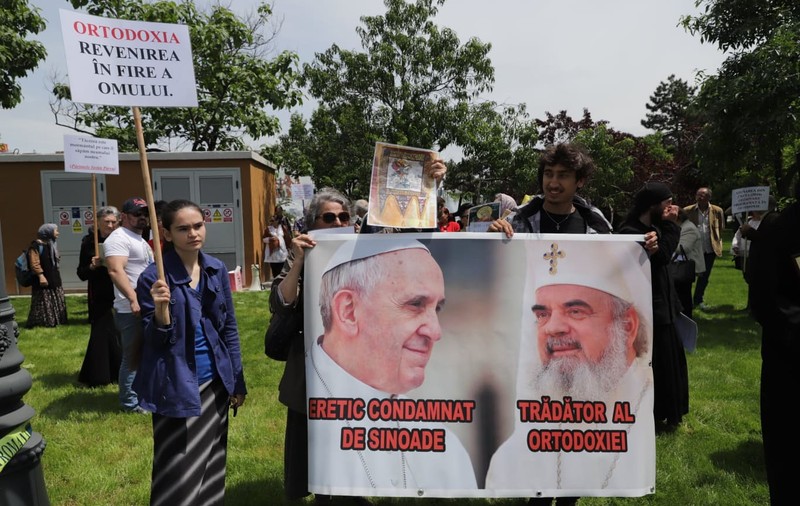 FOTO | Protest față de vizita Papei Francisc în România, organizat în București