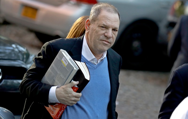 UPDATE | Harvey Weinstein s-a predat poliției. Producătorul, pus sub acuzare pentru viol