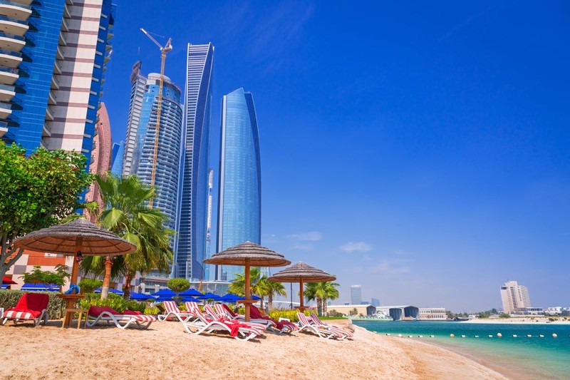 Bogații care zboară la Abu Dhabi pentru vaccin petrec acolo o lună, ca să le poată fi administrate ambele doze