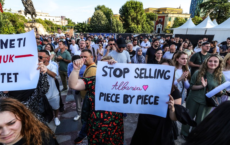 Proteste de amploare în Albania din cauza unui proiect turistic uriaș controlat de Jared Kushner, ginerele lui Donald Trump: „Ivanka, du-te acasă”