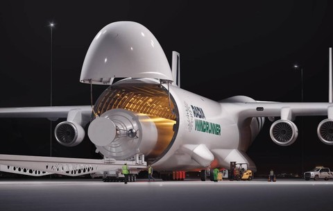 SUA construiesc cel mai mare avion din lume: va avea 109 metri, va transporta 6 elicoptere Chinook sau 4 avioane F-16. Sursă foto: Radia