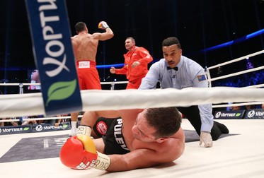 Wladimir Klitschko (stânga, plan secund) celebrează cu fratele lui, Vitali, după KO-ul din runda a cincea. Foto; EPA