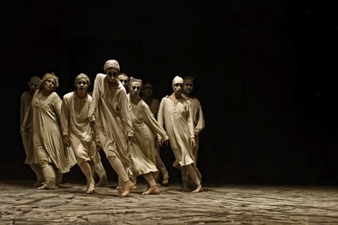 Imagine din spectacolul „May B”, de Maguy Marin