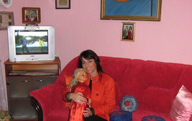 A lansat papuşa ”Nadia Comăneci” și a publicat o carte